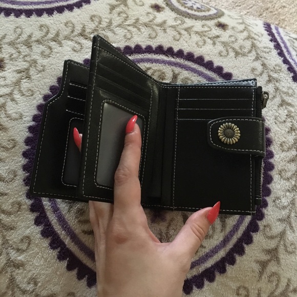 Black Genuine Leather Sunflower Button Wallet - Picture 5 of 5